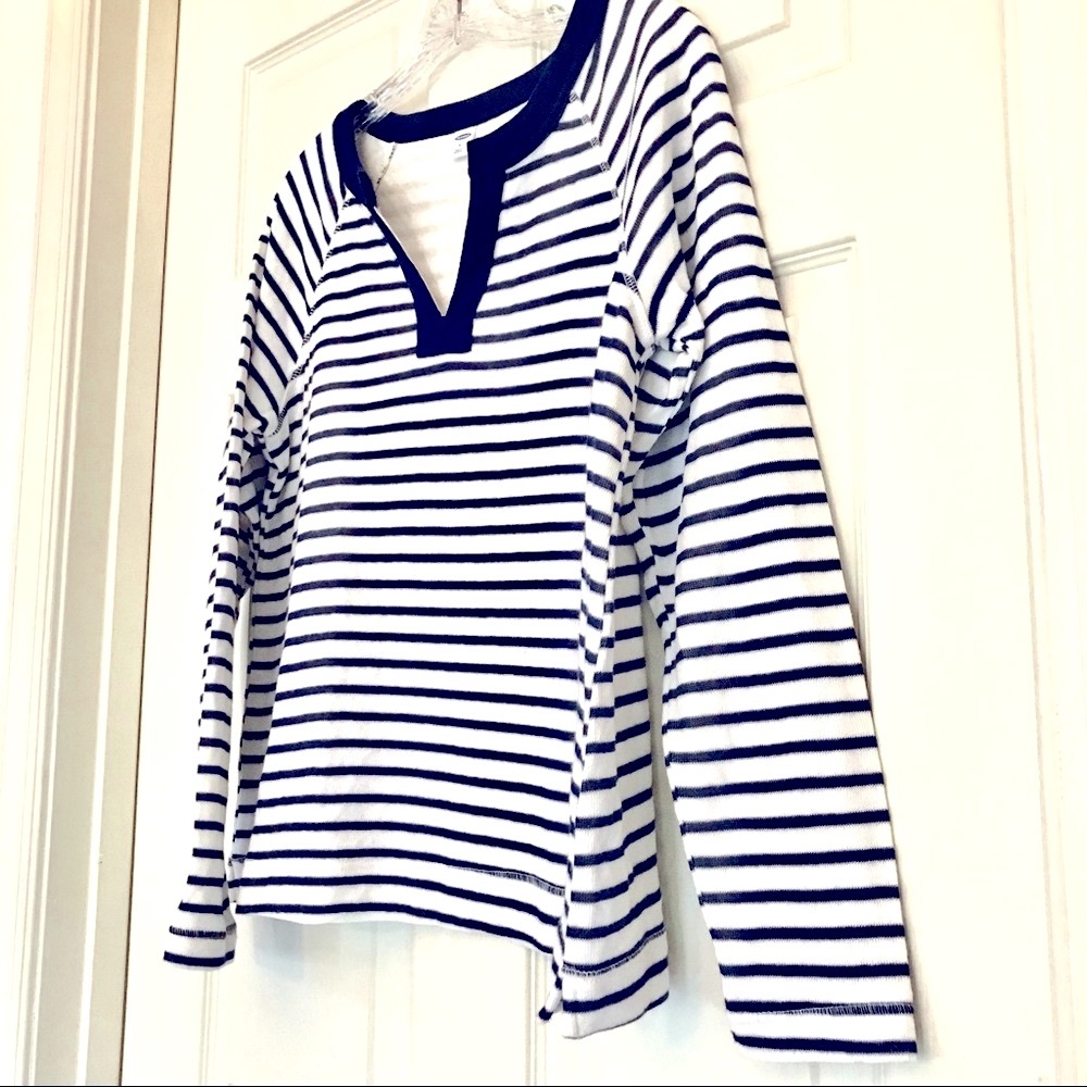 ๐ธ3/$25 ๐ OLD NAVY Blue and White Stripe V-neck Relaxed Fit Sweatshirt, Size M - Picture 3 of 10